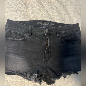 American Eagle Outfitters Shorts
Comes from a smoke feee and pet free home.
